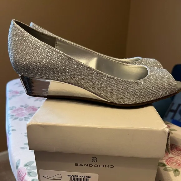 Bandolino Women's Candra Peep Toe Wedge Dress Pumps 8M Silver - Picture 4 of 8